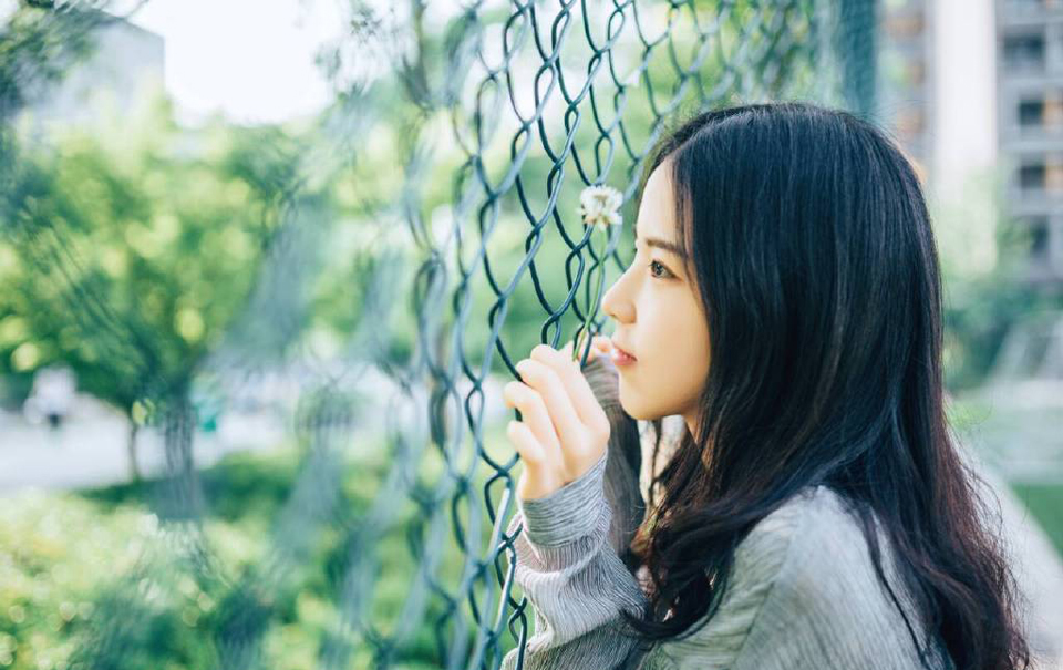 我情愿用一份铭肌镂骨的爱情换取我们一份源源不断的友谊。